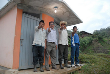 Photo of Mexican workers giving a thumbs up