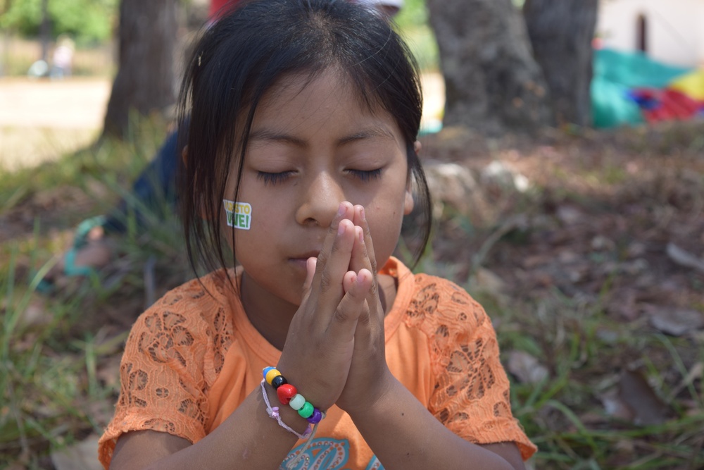Honduras-girl praying childrens ministry (Elisa Fay)
