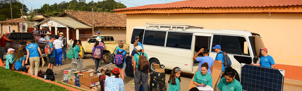 Honduras - Team unloads from buses/trucks in Yamaranguila