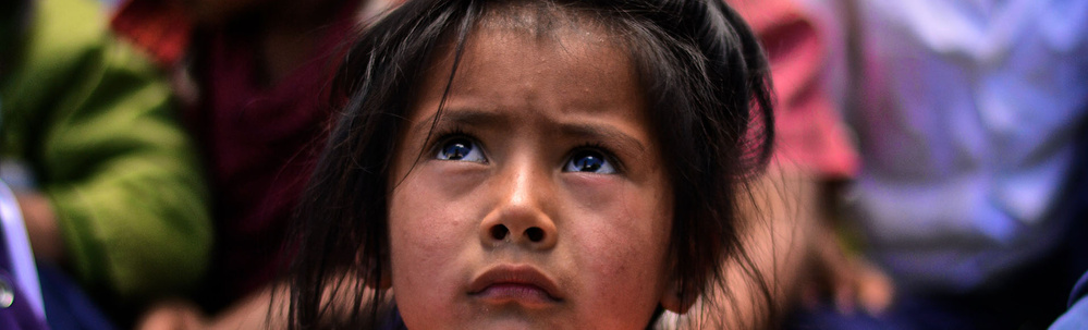 Honduras - Child looking upward in Yamaranguila (Fernando Amaya)