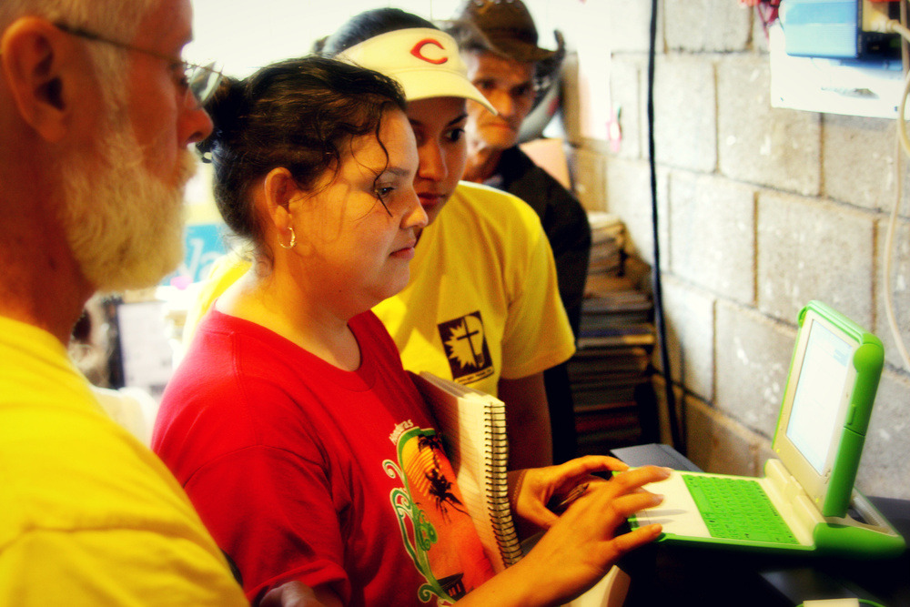 Honduras - Teacher learning on laptop (Kevin Sasson)