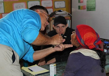 Honduras 2017 Dr Dave with patient