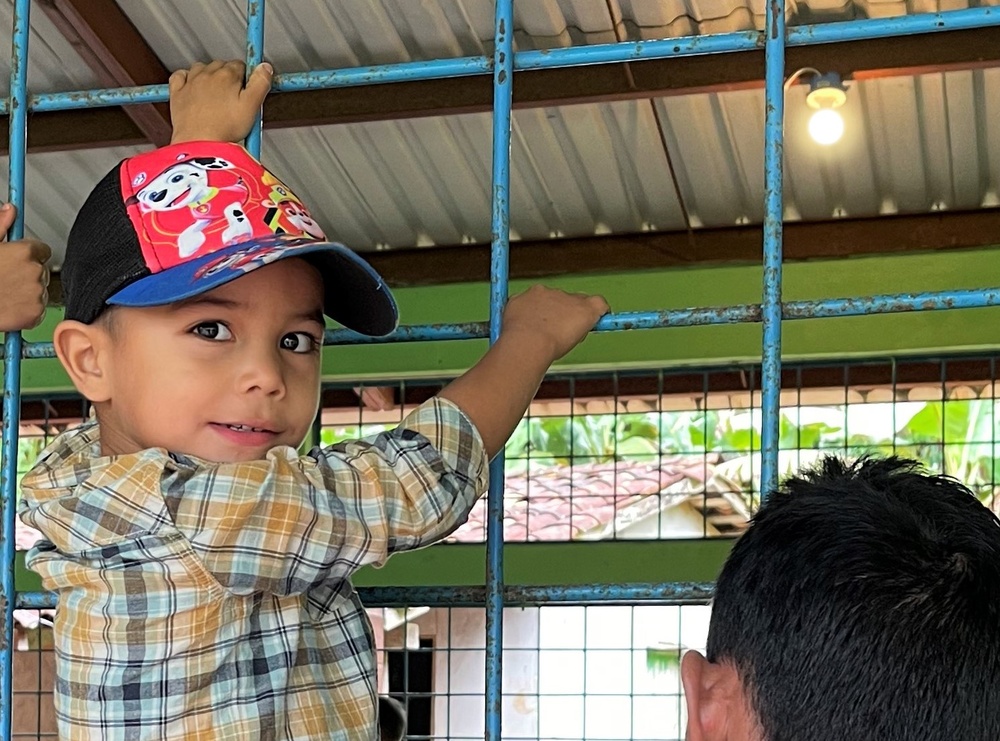 Honduras Hoekstra 12 (boy with new light)