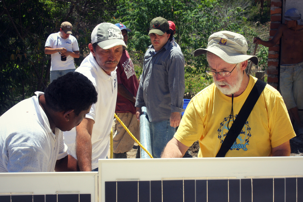 Allen trains UPi students on solar panel (Kevin Sasson)